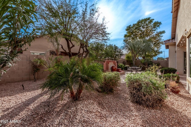 view of yard featuring a patio area