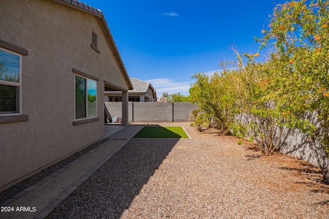 view of yard featuring a patio