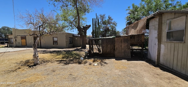 view of yard featuring an outbuilding
