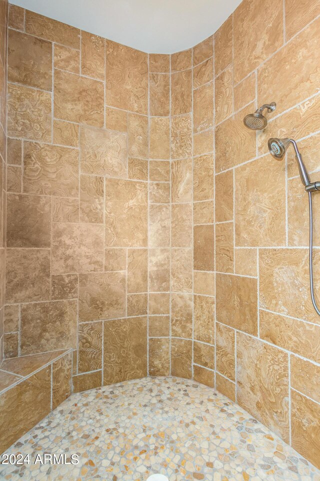 bathroom featuring a tile shower