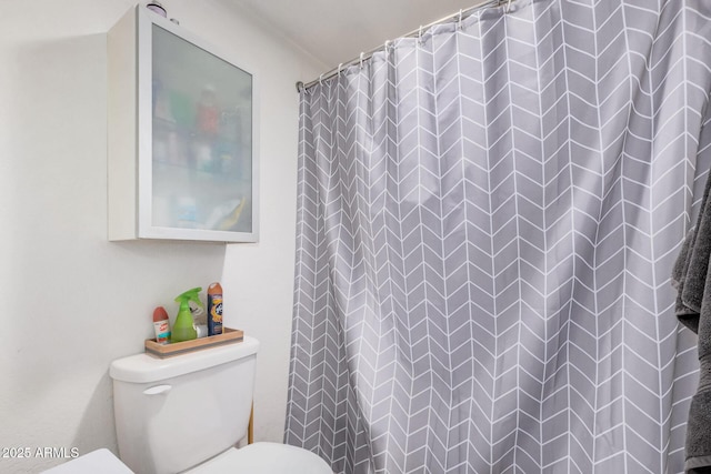 6943 E Earll Dr Unit 6, Scottsdale, AZ 85251 - full bathroom with toilet and a shower with shower curtain