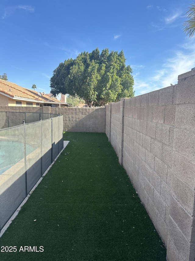 view of yard featuring a fenced in pool