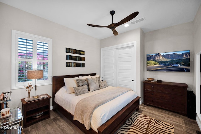 bedroom with wood finished floors, a closet, ceiling fan, and recessed lighting