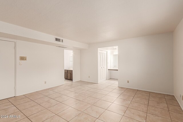 empty room featuring light tile patterned floors