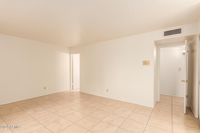 unfurnished room featuring light tile patterned floors