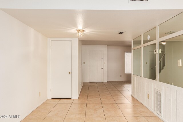 empty room featuring light tile patterned flooring