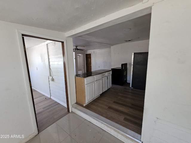 kitchen featuring dark wood-style floors, dark countertops, visible vents, and a ceiling fan