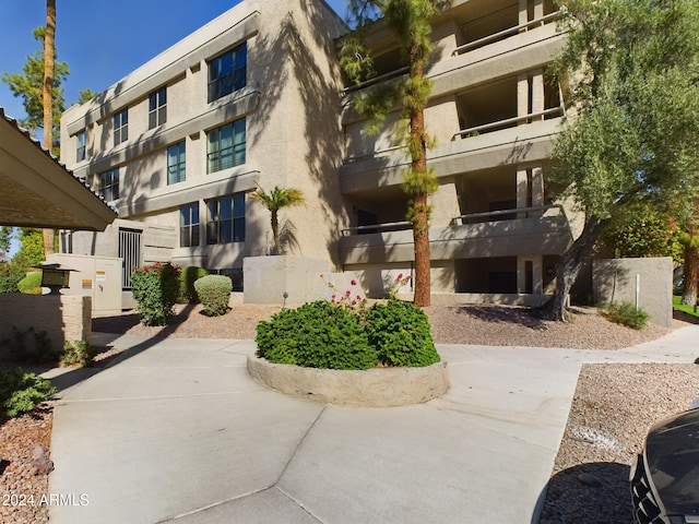 view of apartment building / complex
