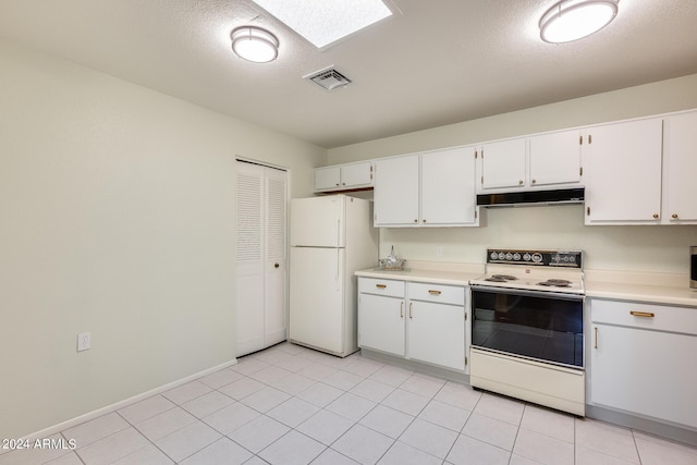 14300 W Bell Rd Unit 35, Surprise, AZ 85374 - kitchen featuring light countertops, visible vents, white appliances, under cabinet range hood, and light tile patterned floors