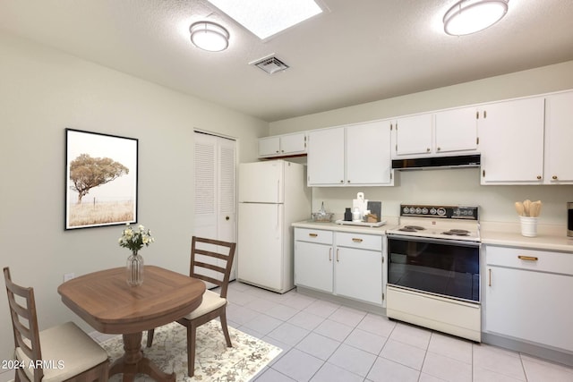 14300 W Bell Rd Unit 35, Surprise, AZ 85374 - kitchen featuring light countertops, visible vents, white appliances, under cabinet range hood, and light tile patterned floors
