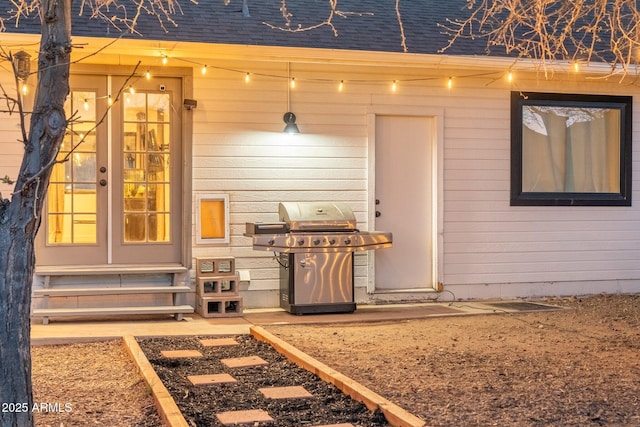 property entrance featuring a shingled roof
