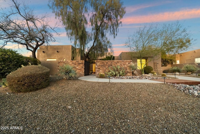 view of yard at dusk