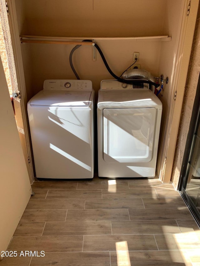 3131 W Cochise Dr Unit 218, Phoenix, AZ 85051 - laundry room with wood finished floors, laundry area, and independent washer and dryer