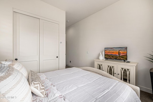 bedroom with a closet, baseboards, and carpet floors