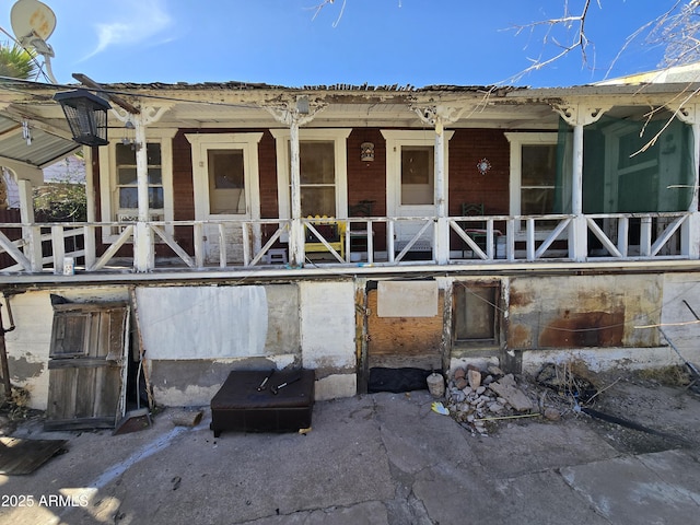 view of front of house with covered porch