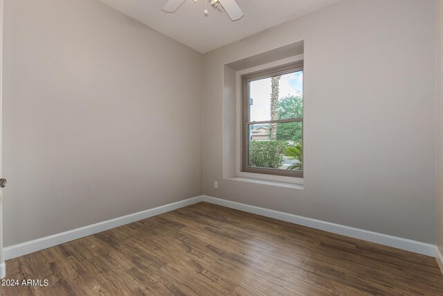 unfurnished room with dark wood-type flooring and ceiling fan