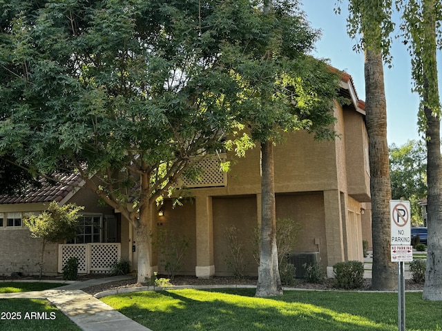 view of front of property featuring a front lawn