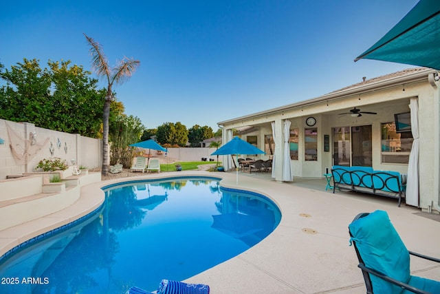 view of pool featuring outdoor dining area, a fenced backyard, a fenced in pool, a ceiling fan, and a patio area