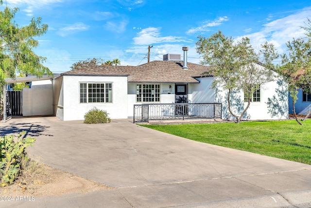 single story home featuring a front lawn