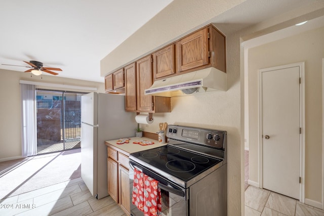 kitchen featuring white fridge, electric stove, and ceiling fan