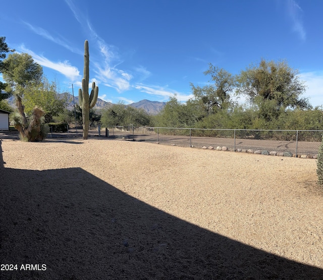 view of yard featuring a mountain view