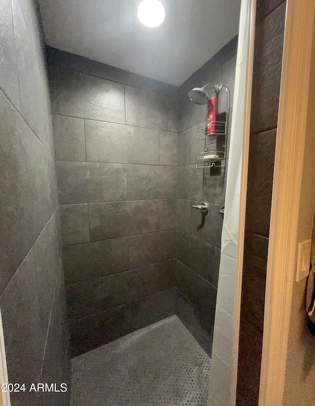 bathroom featuring a tile shower