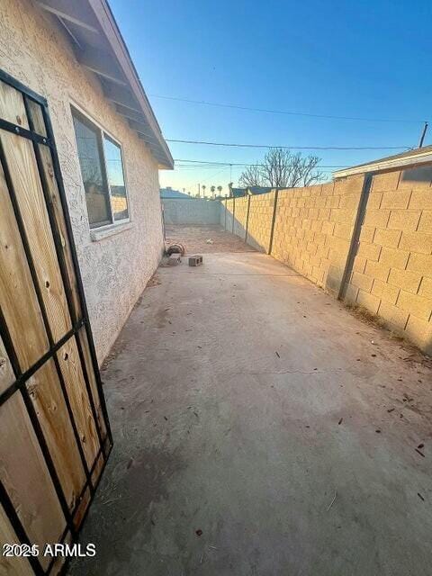 view of yard featuring a patio