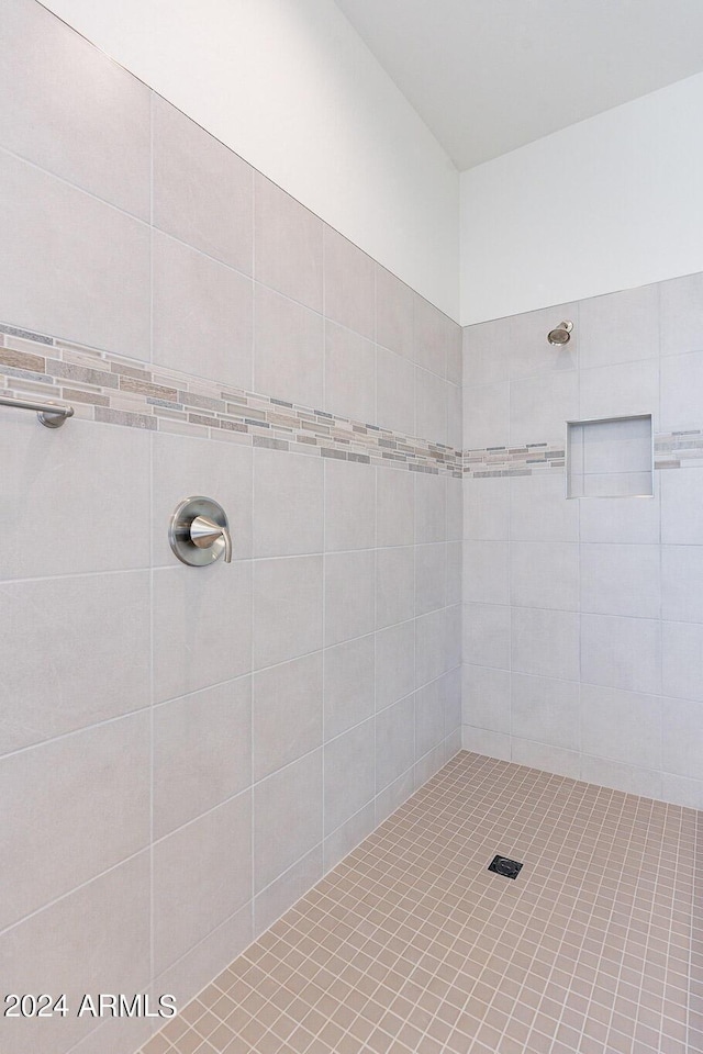 bathroom featuring tiled shower