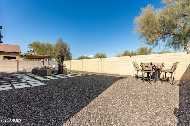 view of yard featuring an outdoor hangout area, a pergola, and a patio area