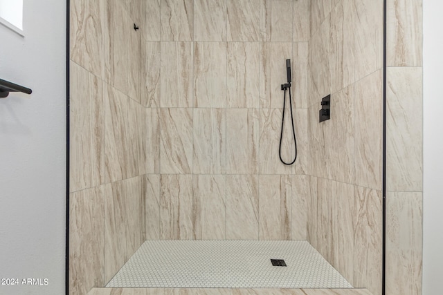 bathroom featuring a tile shower