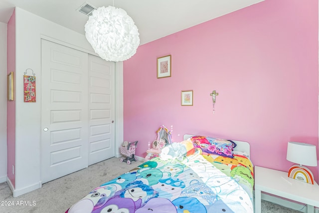 bedroom featuring carpet flooring and a closet