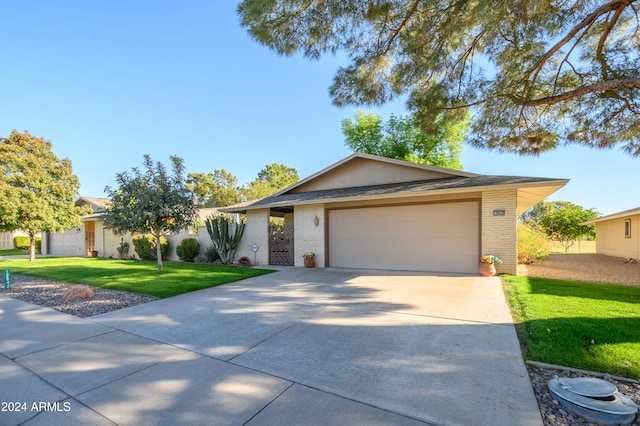 single story home featuring a front lawn