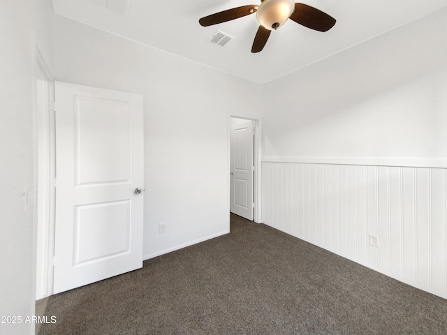 carpeted empty room featuring ceiling fan