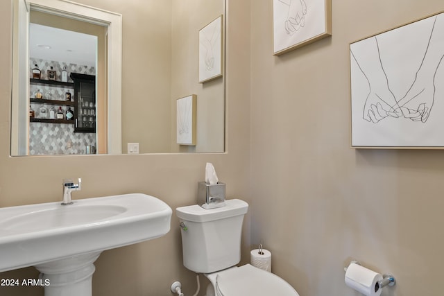 bathroom featuring toilet and sink