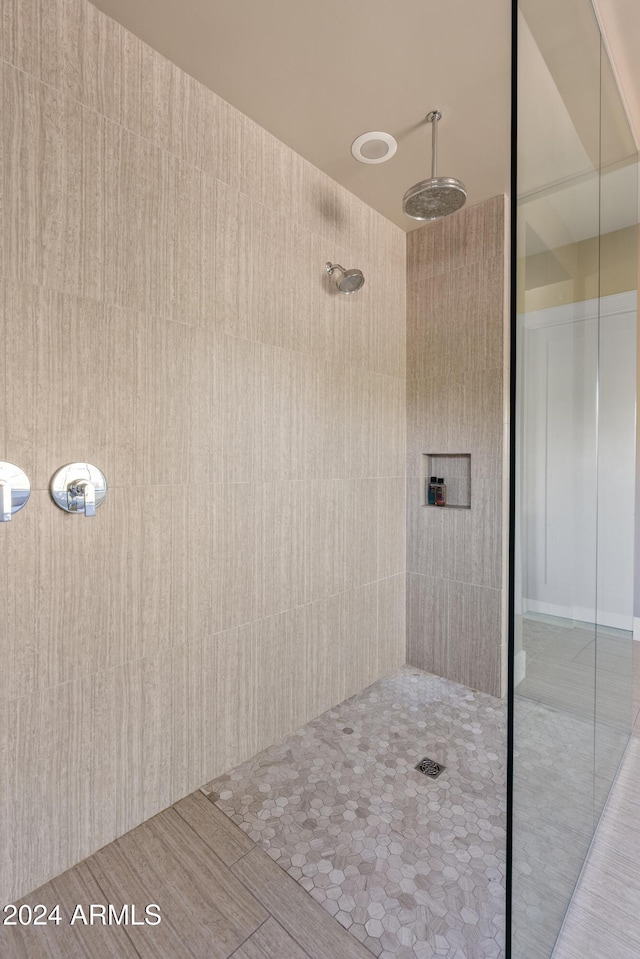 bathroom featuring tiled shower