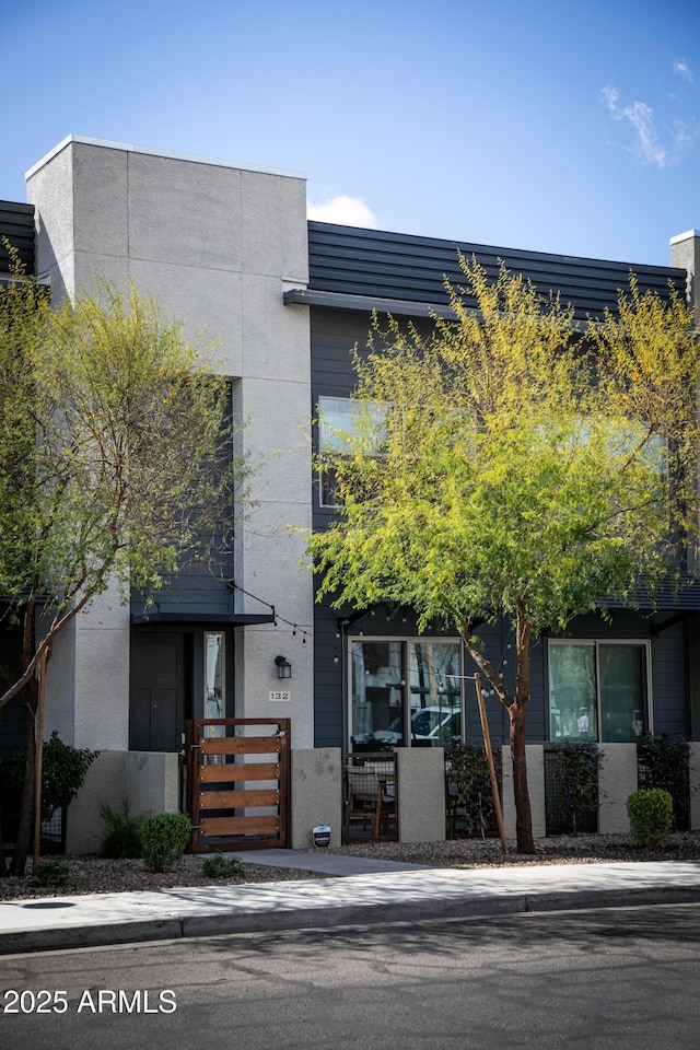 view of front facade featuring a fenced front yard