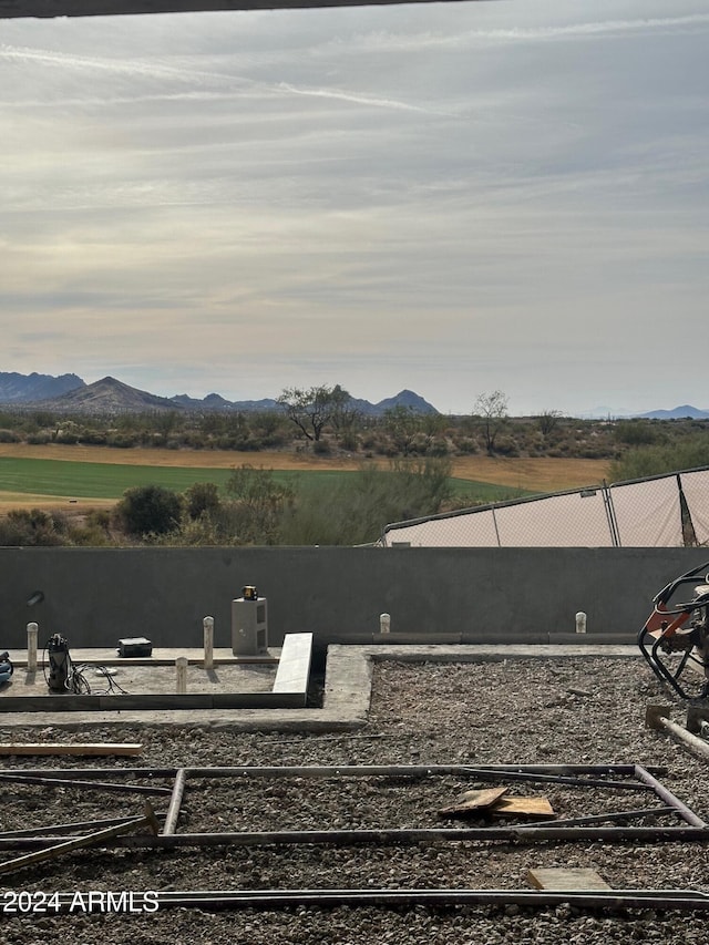 view of yard with fence and a mountain view