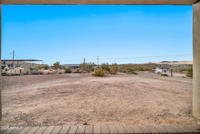 view of yard featuring a mountain view