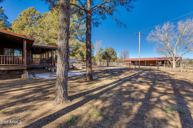 view of yard featuring an outdoor structure