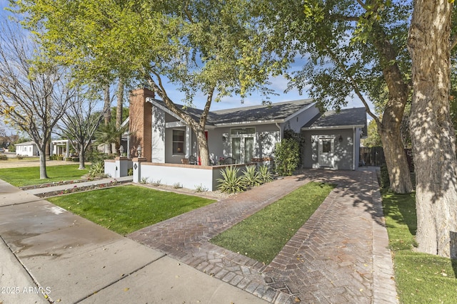 single story home featuring a front lawn