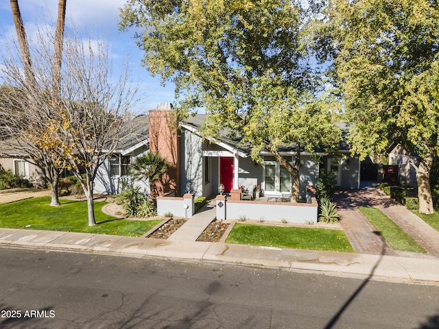 view of front of home featuring a front yard