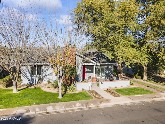 view of front of property with a front yard