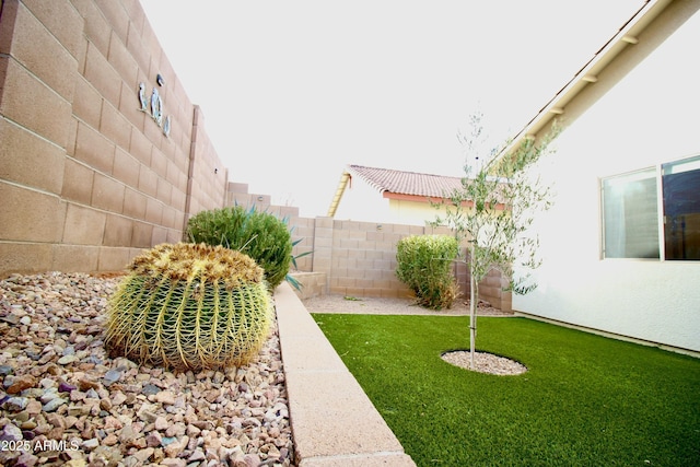 view of yard featuring a fenced backyard