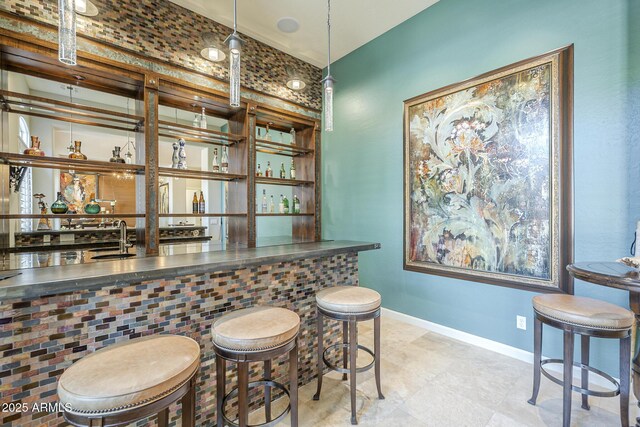 8248 E Arroyo Hondo Rd, Scottsdale, AZ 85266 - indoor wet bar featuring baseboards