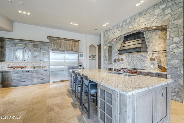 8248 E Arroyo Hondo Rd, Scottsdale, AZ 85266 - kitchen featuring a sink, arched walkways, tasteful backsplash, and custom exhaust hood