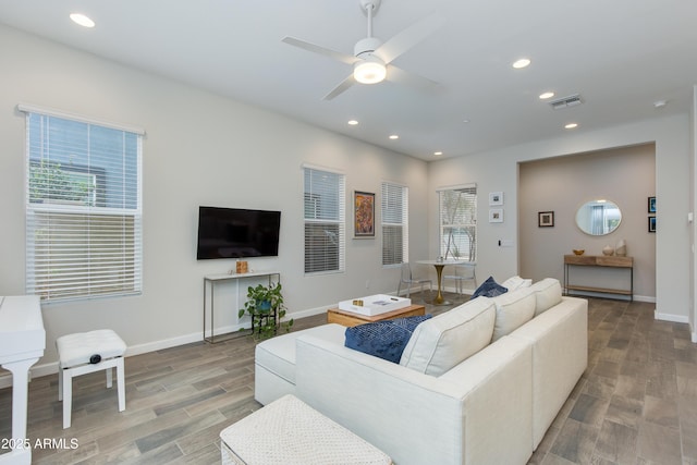 3045 N 37th Way, Phoenix, AZ 85018 - living area featuring light wood-style flooring, visible vents, recessed lighting, and ceiling fan