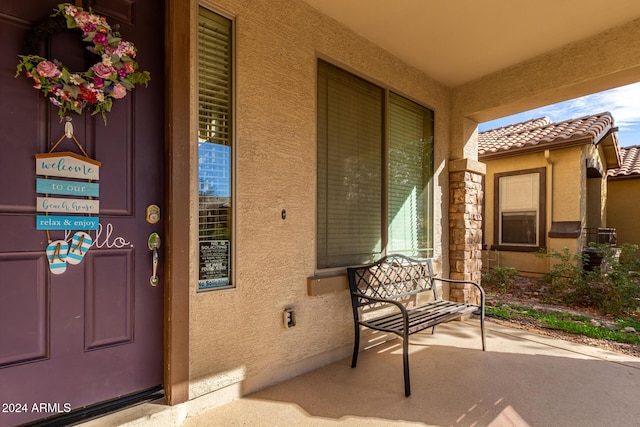 entrance to property featuring covered porch