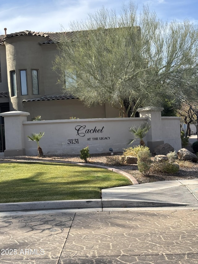 community / neighborhood sign featuring a yard