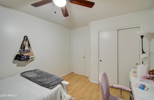 bedroom featuring light hardwood / wood-style floors, a closet, and ceiling fan