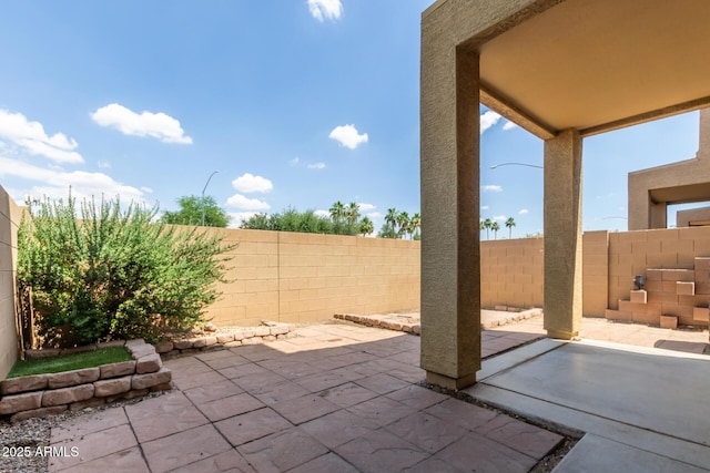 1350 S Greenfield Rd Unit 1005, Mesa, AZ 85206 - fenced backyard with a patio